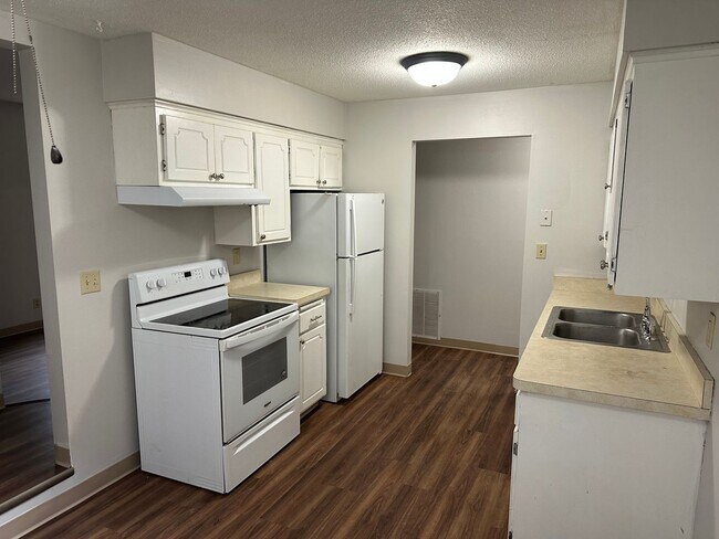 Building Photo - 1 bedroom 1 Bathroom Lower of Level Duplex...