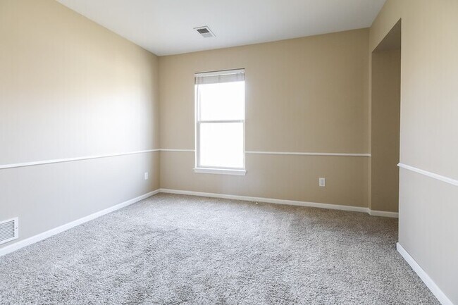 Building Photo - Spacious 4 Bedroom Home