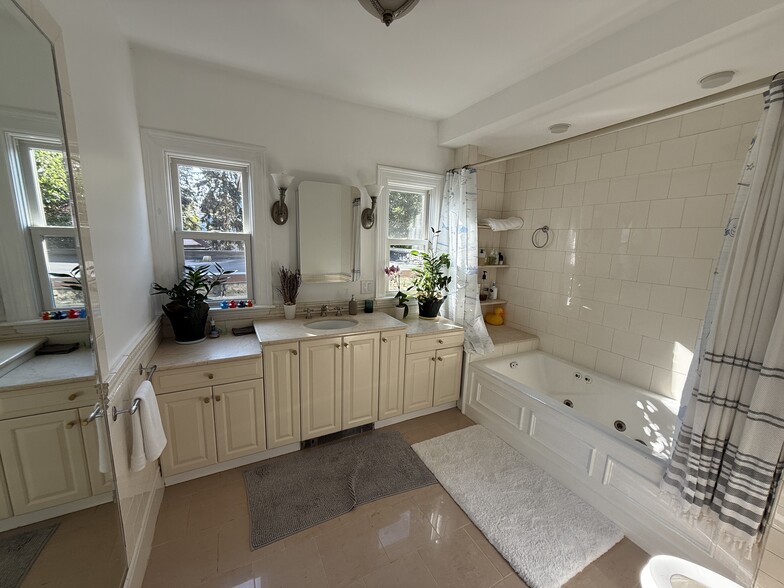 Building Photo - 96 Munroe St