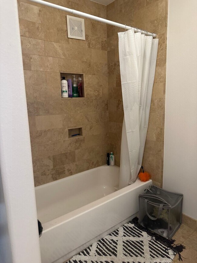 Building Photo - 2 Bed 2 bath bottom unit condo in Orem