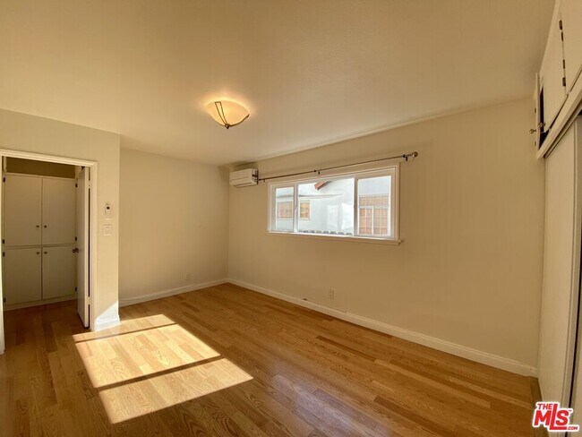 Building Photo - 722 Westbourne Dr