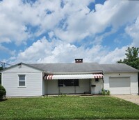 Building Photo - Conveniently located Belpre Home