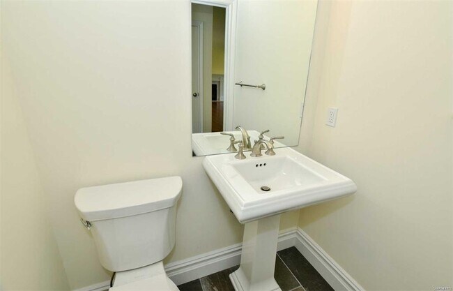 Building Photo - 52 Hillside Pl