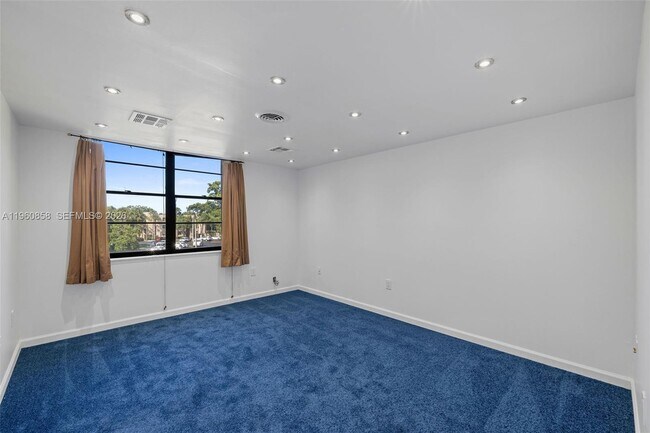 Building Photo - 10835 SW 112th Ave
