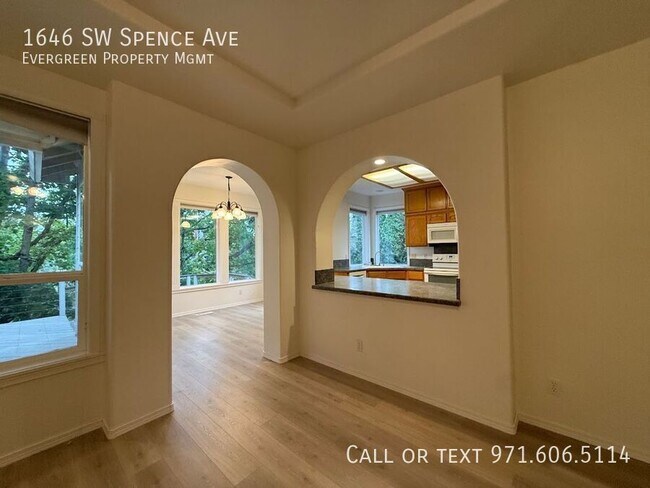 Building Photo - 1646 SW Spence Ave