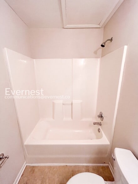 Building Photo - 701 Vineland Ct