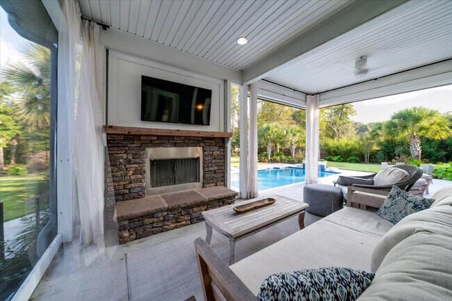Building Photo - 1005 Mt Whitney Dr