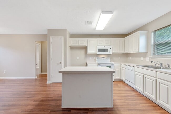 Building Photo - 16225 Summerset Estates Blvd