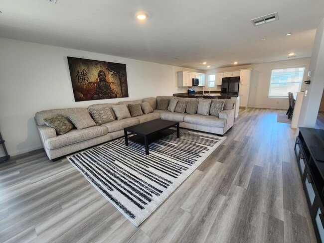 Building Photo - Modern Comfort Meets Vegas Vibes! – Utilit...