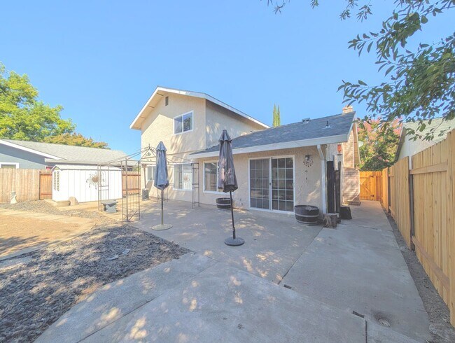 Building Photo - Gorgeous Single Family Home!