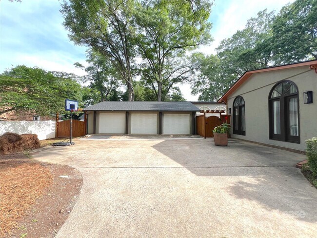 Building Photo - 5745 Riviere Dr