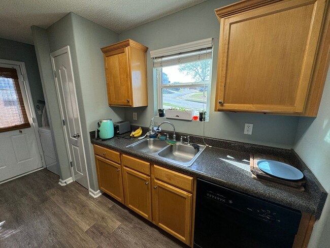 Building Photo - Awesome Standalone Townhouse at Bridgewater!