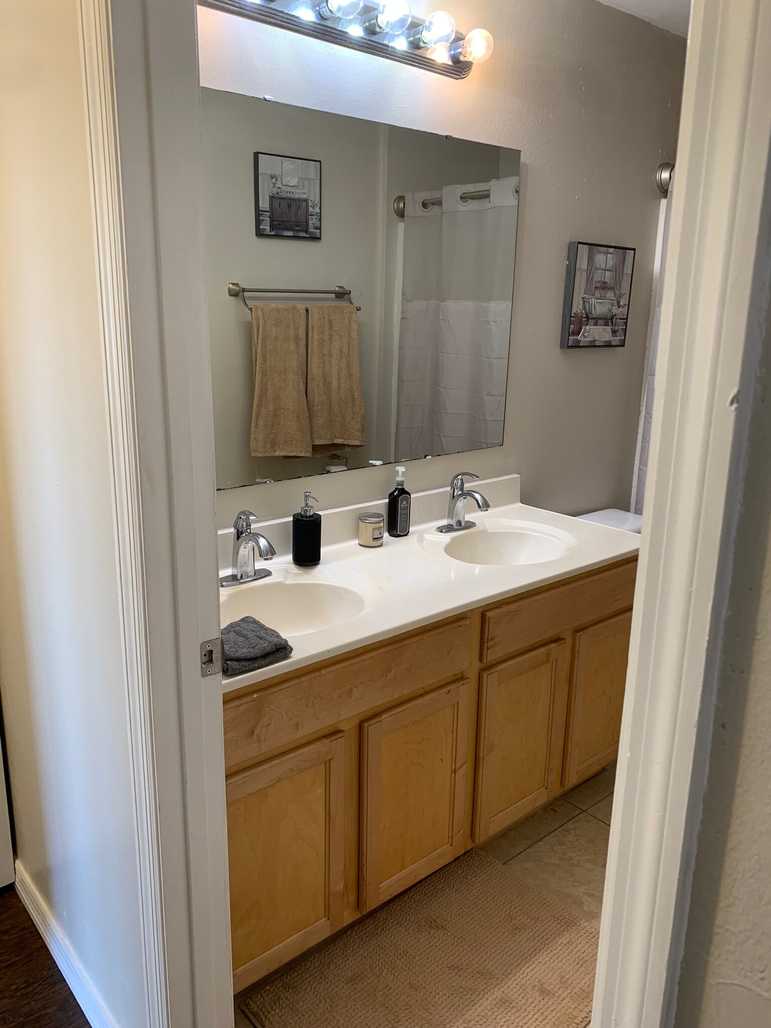 Shared Restroom - 422 Fairfield Dr