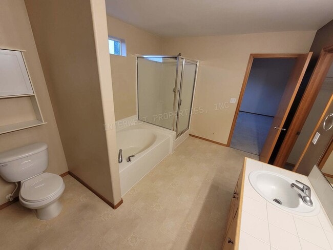 Building Photo - *1ST MONTH'S RENT FREE PROMO* Large 3 Bed 2.5Ba Vancouver Beauty W/ Gas Fireplace, Dog Run, Fence...