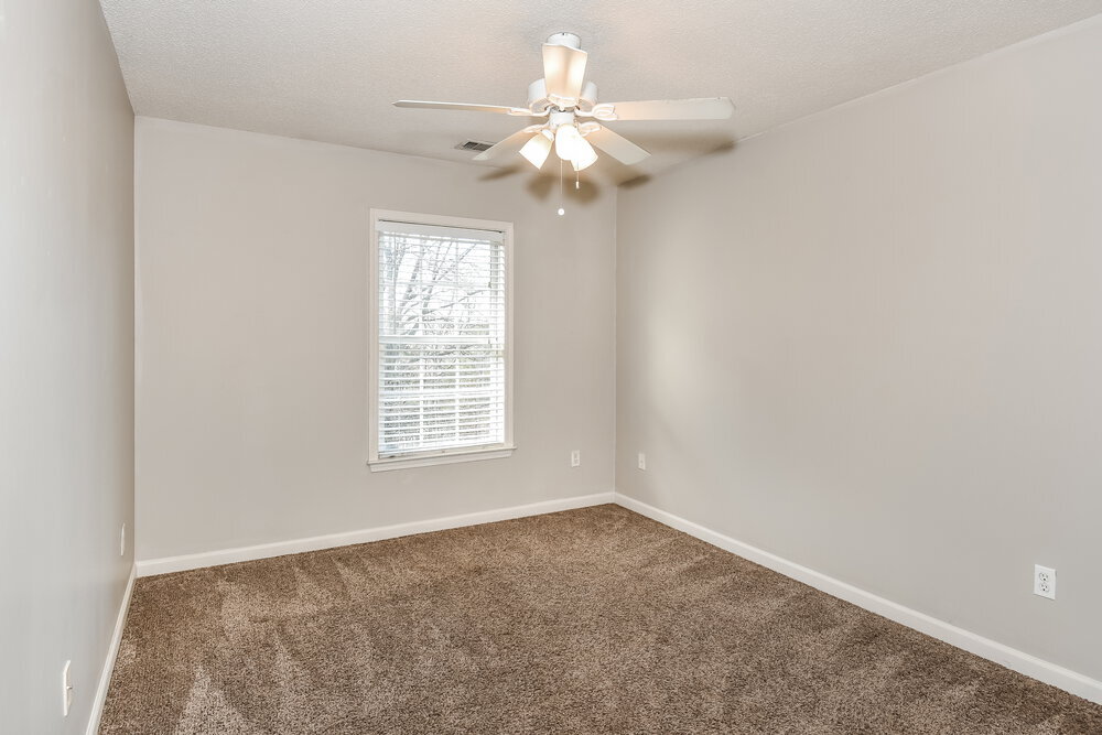 Building Photo - 135 Wallnut Hall Cir
