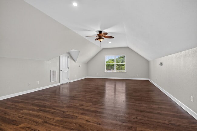 Building Photo - 844 Workwood Rd