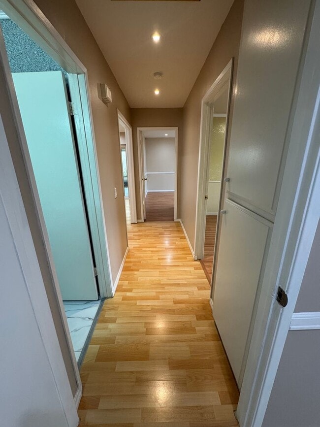 Building Photo - Charming 3 bedroom home in a great family ...