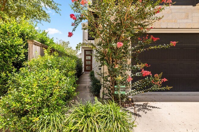 Building Photo - 9914 Brickhouse Dr
