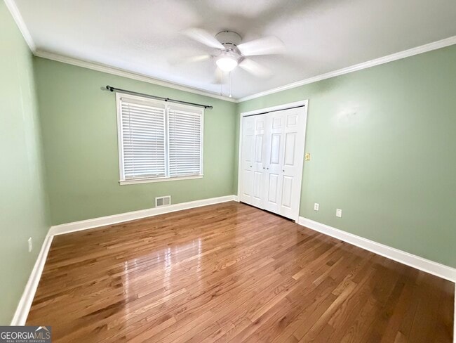 Building Photo - 560 Greencrest Dr