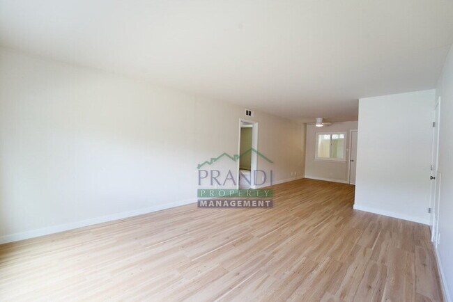 Building Photo - 1032 Los Gamos Rd