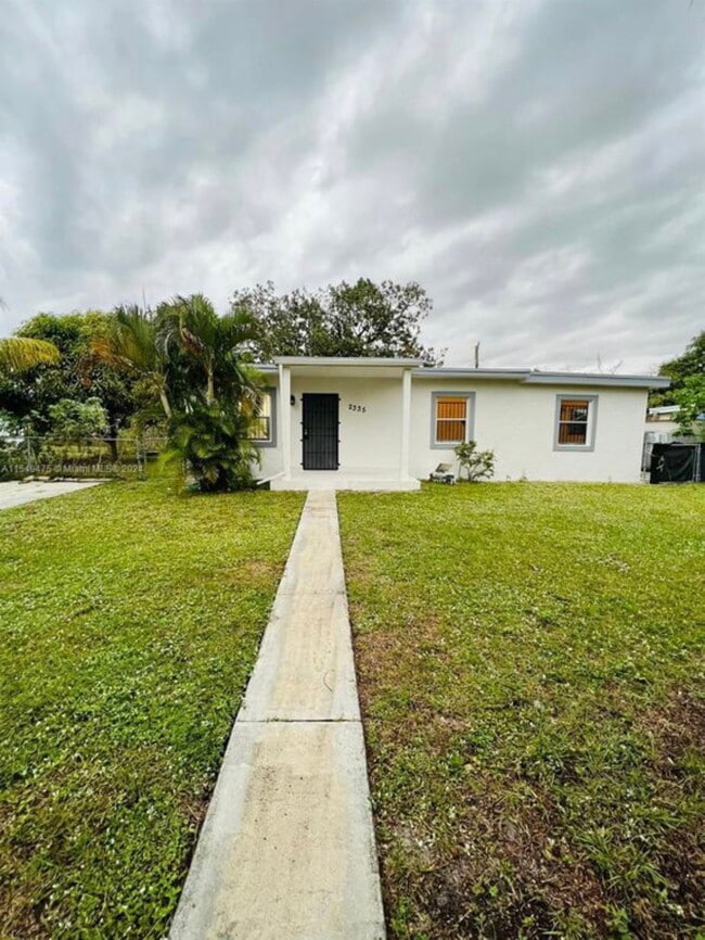 Building Photo - 2335 W Bunche Park Dr