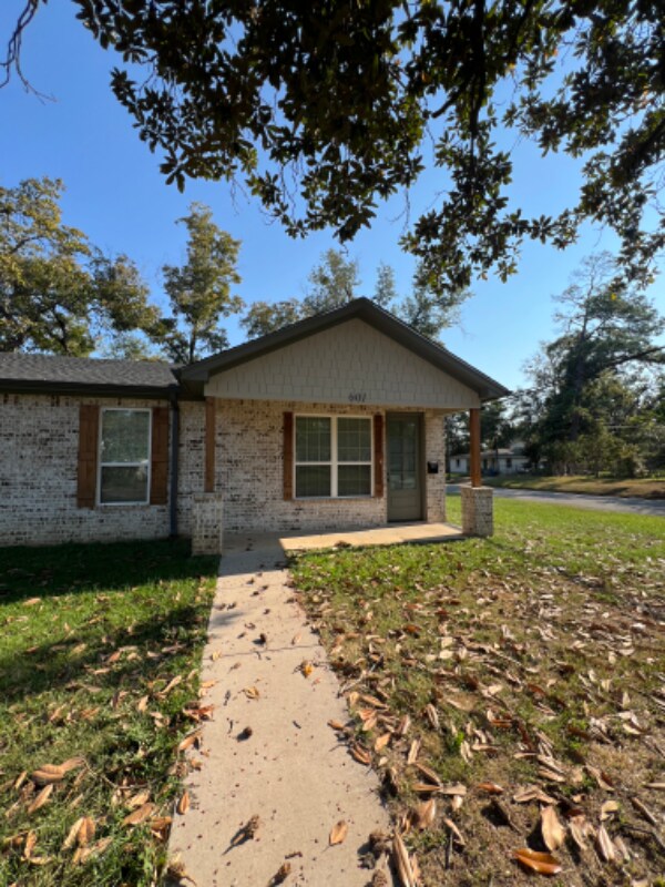 Building Photo - 601 Nacogdoches St