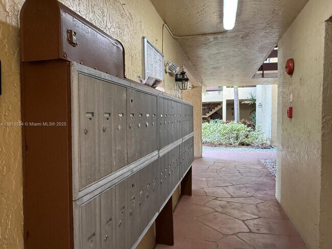 Building Photo - 9015 SW 125th Ave