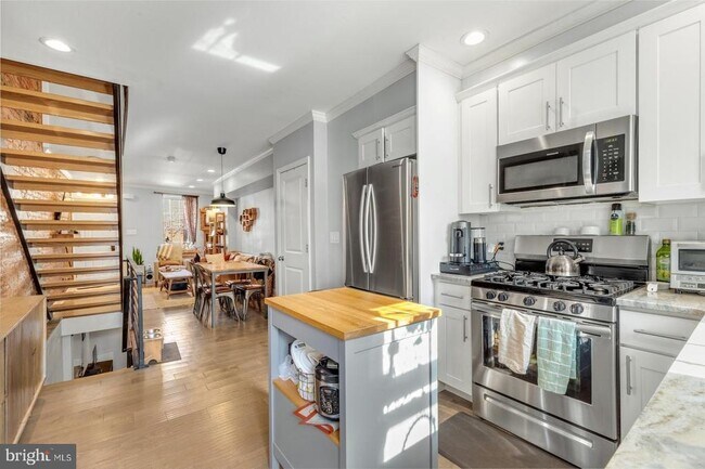 Building Photo - 2531 Collins St