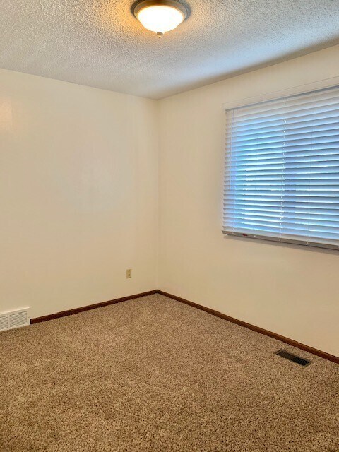 Building Photo - 3 Bed/2 Bath Ranch Style Home near Lake Lo...