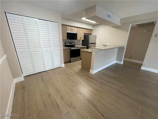 Building Photo - 5323 Summerlin Rd