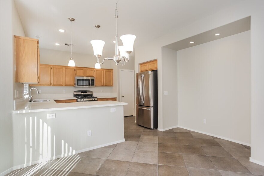 Building Photo - 10413 Sloping Hill Ave