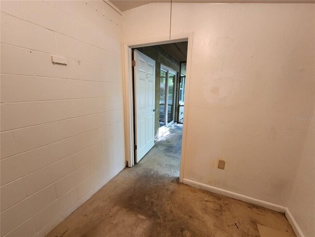 Building Photo - 208 NE 7th Pl