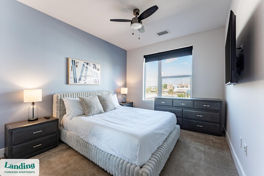 Building Photo - 480 N Orange Ave