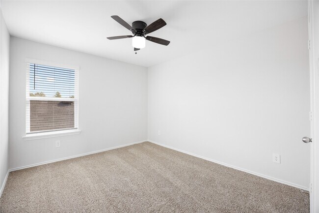 Building Photo - 24059 Kentwood Springs Dr