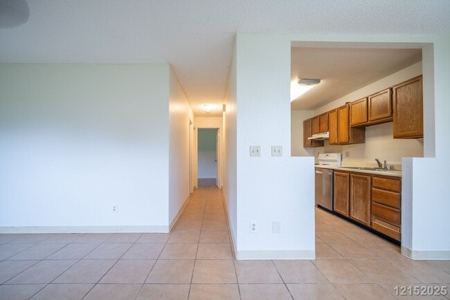 Building Photo - $2900 / 2 Bed/ 1 Bath/ 2 Parking IN HIDDEN VALLEY ESTATES