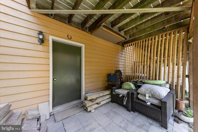 Building Photo - 6631 Beach Dr