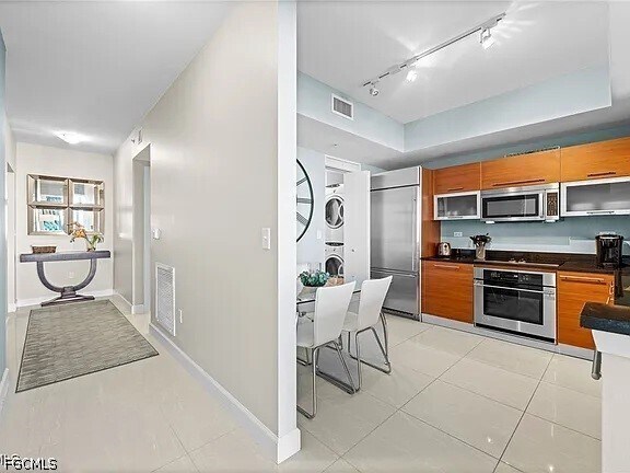 Building Photo - 3000 Oasis Grand Blvd