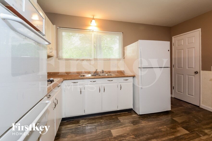 Building Photo - 400 Humes Ln