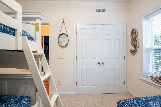 Building Photo - OFF-SEASON FURNISHED MONTHLY RENTAL AVAILABLE JAN '26