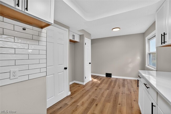 Building Photo - 303 S Green Rd