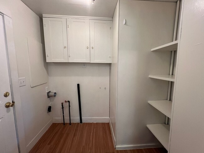 Building Photo - Charming 2 Bedroom, 1 Bath House with Fenced Yard, Carport & Laundry Hookups