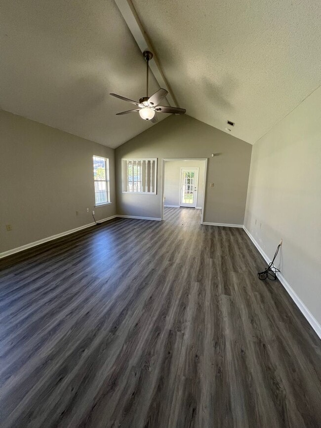 Building Photo - Beautiful 3 Bedroom 2 Bath Home