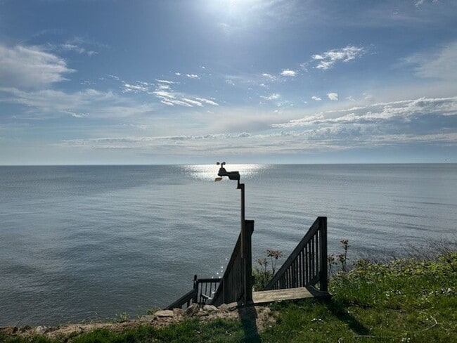 Building Photo - Gorgeous Water Front Home with Beach Access