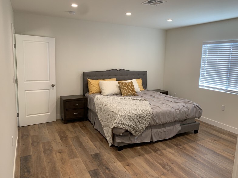 Building Photo - 11313 Delano St