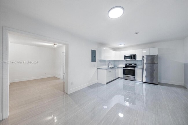 Primary Photo - 1050 NE 129th St