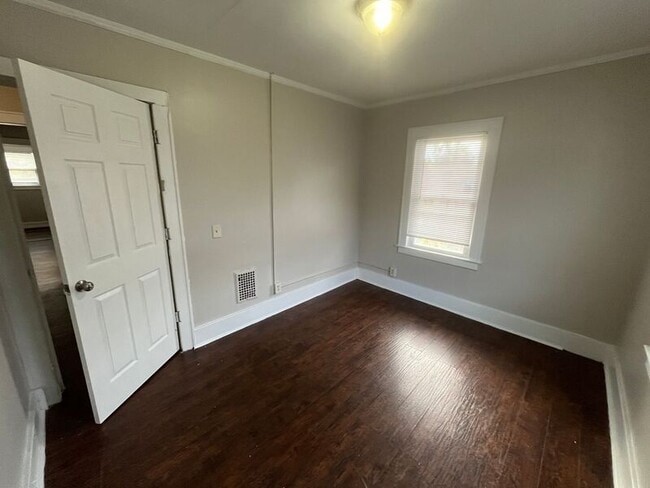 Building Photo - 430 Thurston Rd