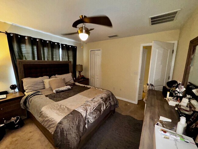 Building Photo - 3 Bedroom 2.5 Bath Treviso Townhome minute...