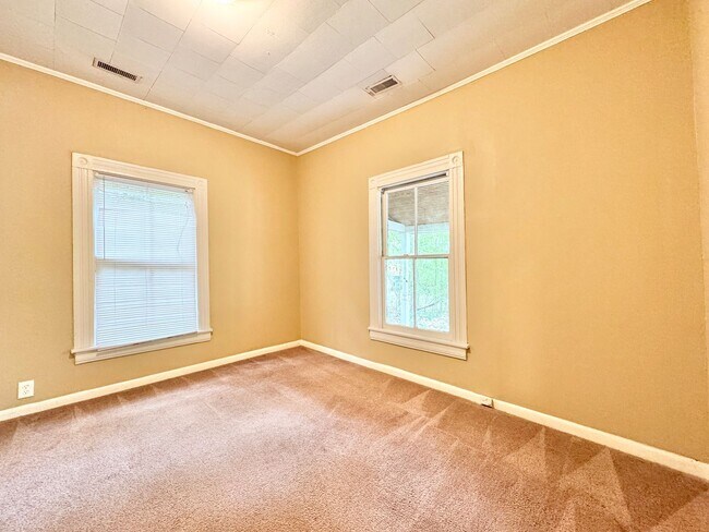 Building Photo - 2 Bedroom in College Hill Convenient to UN...