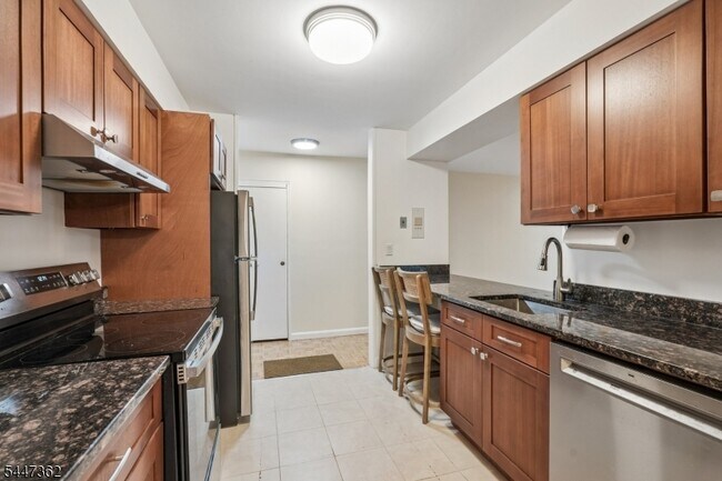 Building Photo - 135 S Maple Ave