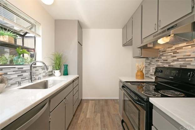 Building Photo - 323 Streamwood-